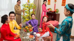 Hình ảnh gia đình nhiều thế hệ sum họp ngày Tết