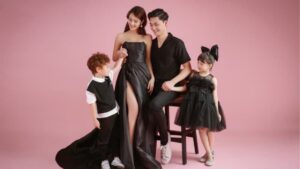 Chụp ảnh gia đình 4 người phong cách truyền thống