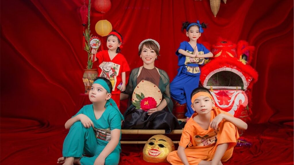 Chụp ảnh Trung Thu: Ý tưởng, trang phục và cách chụp đẹp tự nhiên 8 Chụp ảnh Trung Thu gia đình và trẻ em phá cỗ