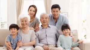 Chụp ảnh gia đình tại nhà trên sofa phòng khách