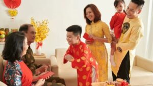 Ảnh gia đình chúc Tết ông bà và nhận lì xì