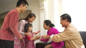 Hình ảnh gia đình chúc Tết ông bà và nhận lì xì