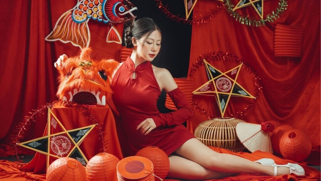 Concept chụp ảnh Trung Thu đẹp: 12 ý tưởng ấn tượng, dễ áp dụng 1 Concept chụp ảnh Trung Thu đẹp với áo dài và đèn lồng