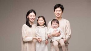 Concept chụp ảnh gia đình 4 người tại nhà và studio
