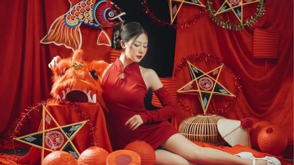 Chụp ảnh Trung Thu: Ý tưởng, trang phục và cách chụp đẹp tự nhiên 5 Đạo cụ chụp ảnh Trung Thu gồm đèn lồng bánh và đèn ông sao