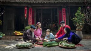 Ảnh Tết gia đình cùng gói bánh chưng