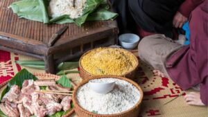 Hình ảnh gia đình cùng gói bánh chưng ngày Tết