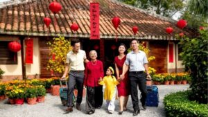 Hình ảnh gia đình mặc áo dài đi chơi phố Tết