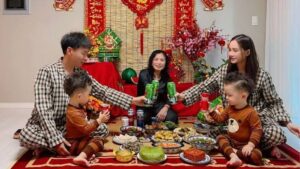 Ảnh gia đình quây quần bên mâm cỗ ngày Tết