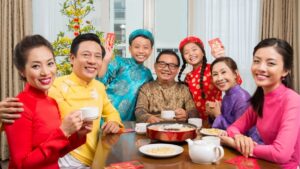 Hình ảnh gia đình sum vầy ngày Tết đẹp và ấm áp
