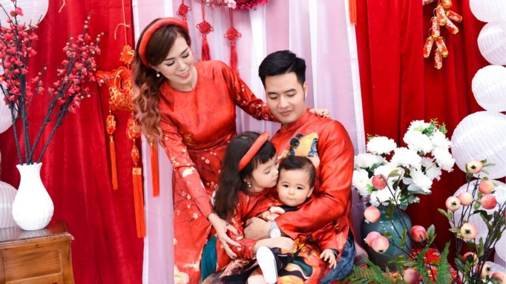 Tạo dáng chụp ảnh Trung Thu gia đình cùng trẻ nhỏ