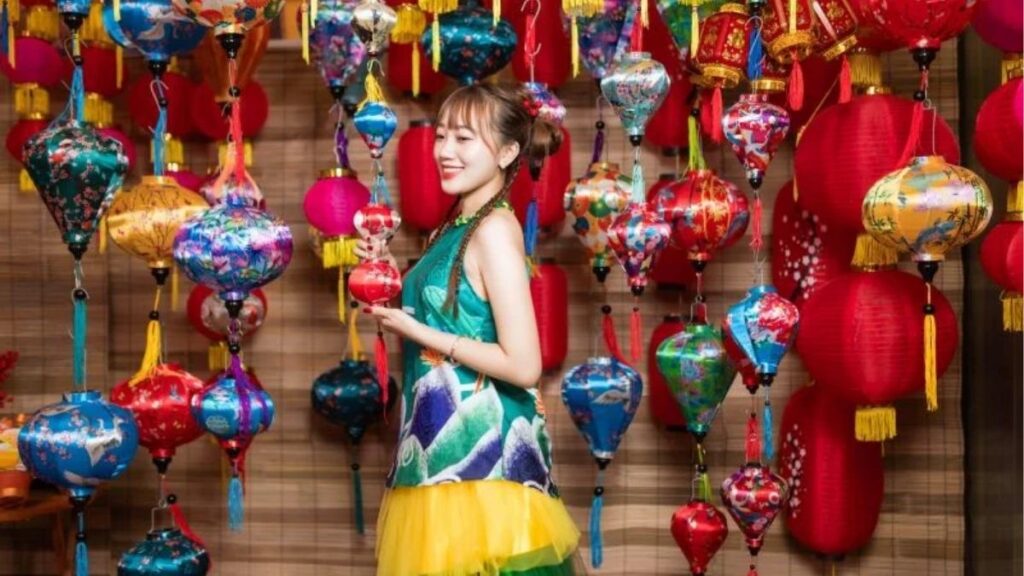 Tạo dáng chụp ảnh Trung Thu với đèn lồng và đèn ông sao