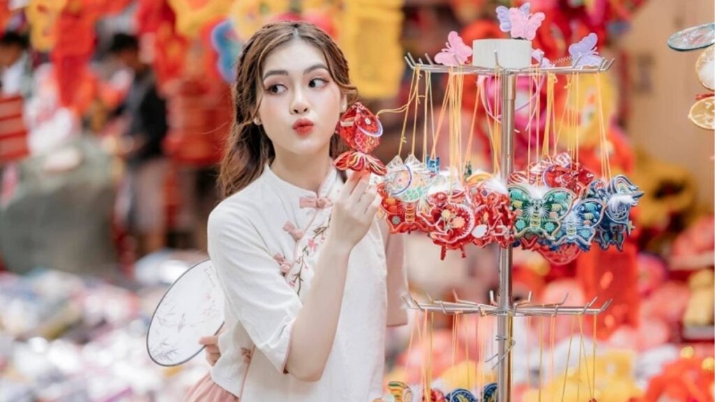 Tạo dáng chụp ảnh Trung Thu đẹp với áo dài và đèn lồng