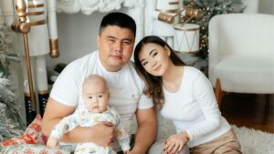 Cách tạo dáng chụp ảnh gia đình 3 người tự nhiên