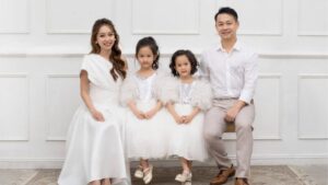 Tạo dáng chụp ảnh gia đình 4 người có hai con nhỏ