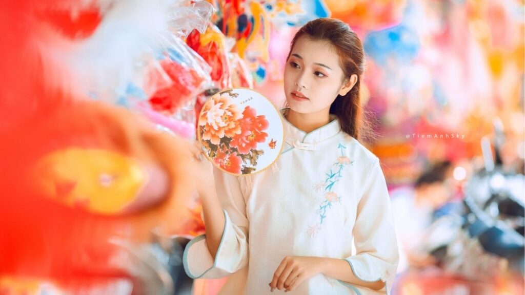 Tạo dáng chụp ảnh Trung Thu với bánh và quạt giấy